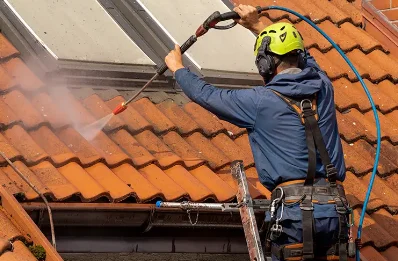 Démoussage et hydrofuge de toiture à la Postolle